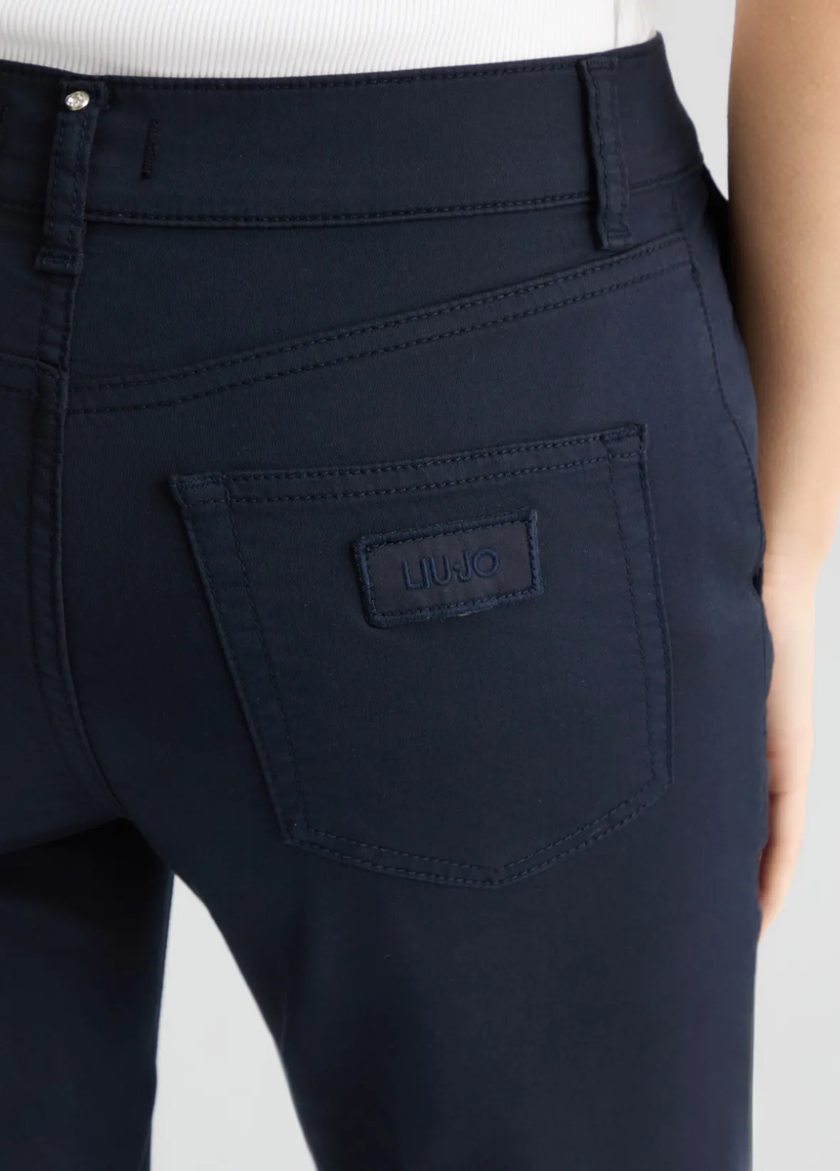 Pantaloni cropped a vita alta