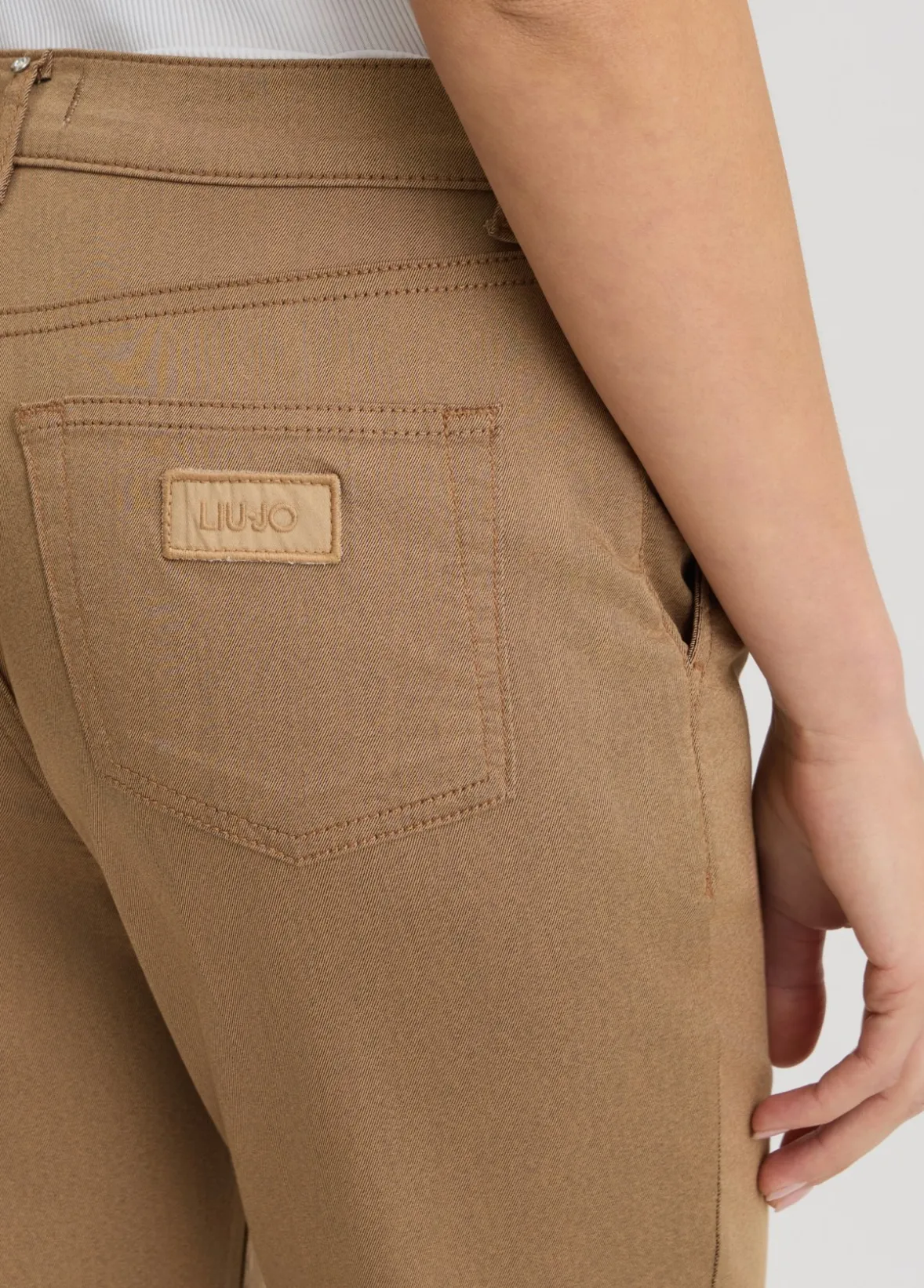 Pantaloni cropped a vita alta