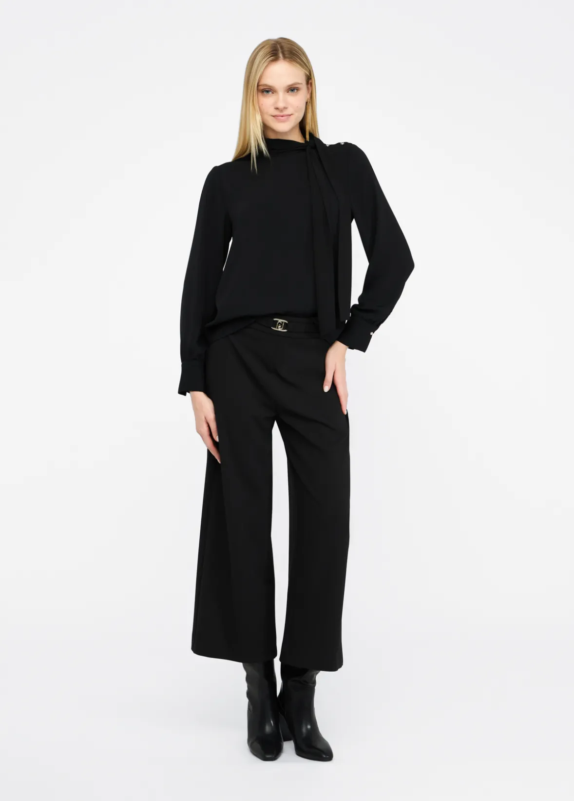 Pantaloni cropped con cintura