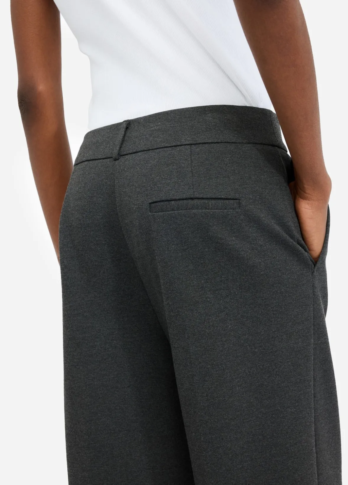 Pantaloni cropped con piega