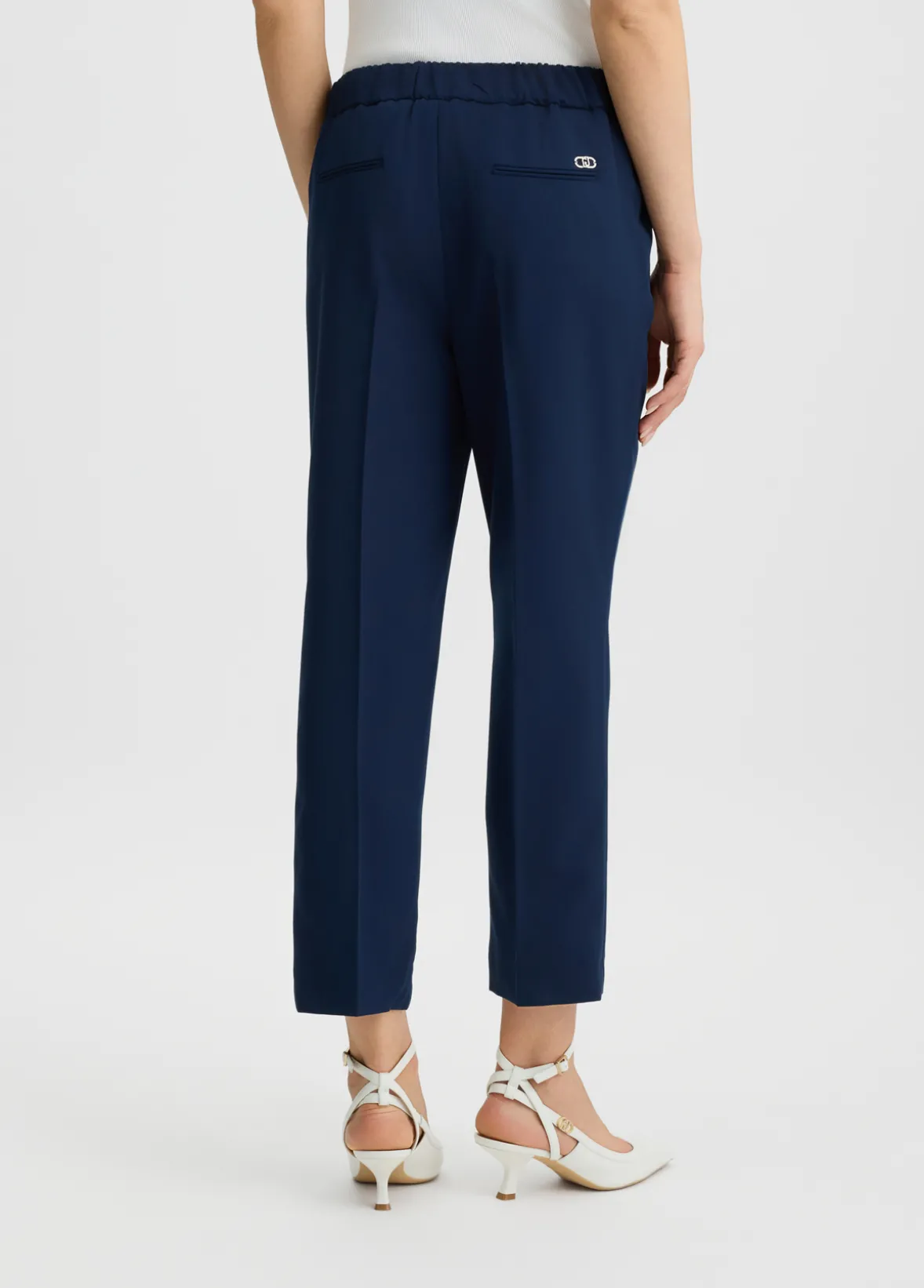 Pantaloni cropped con piega