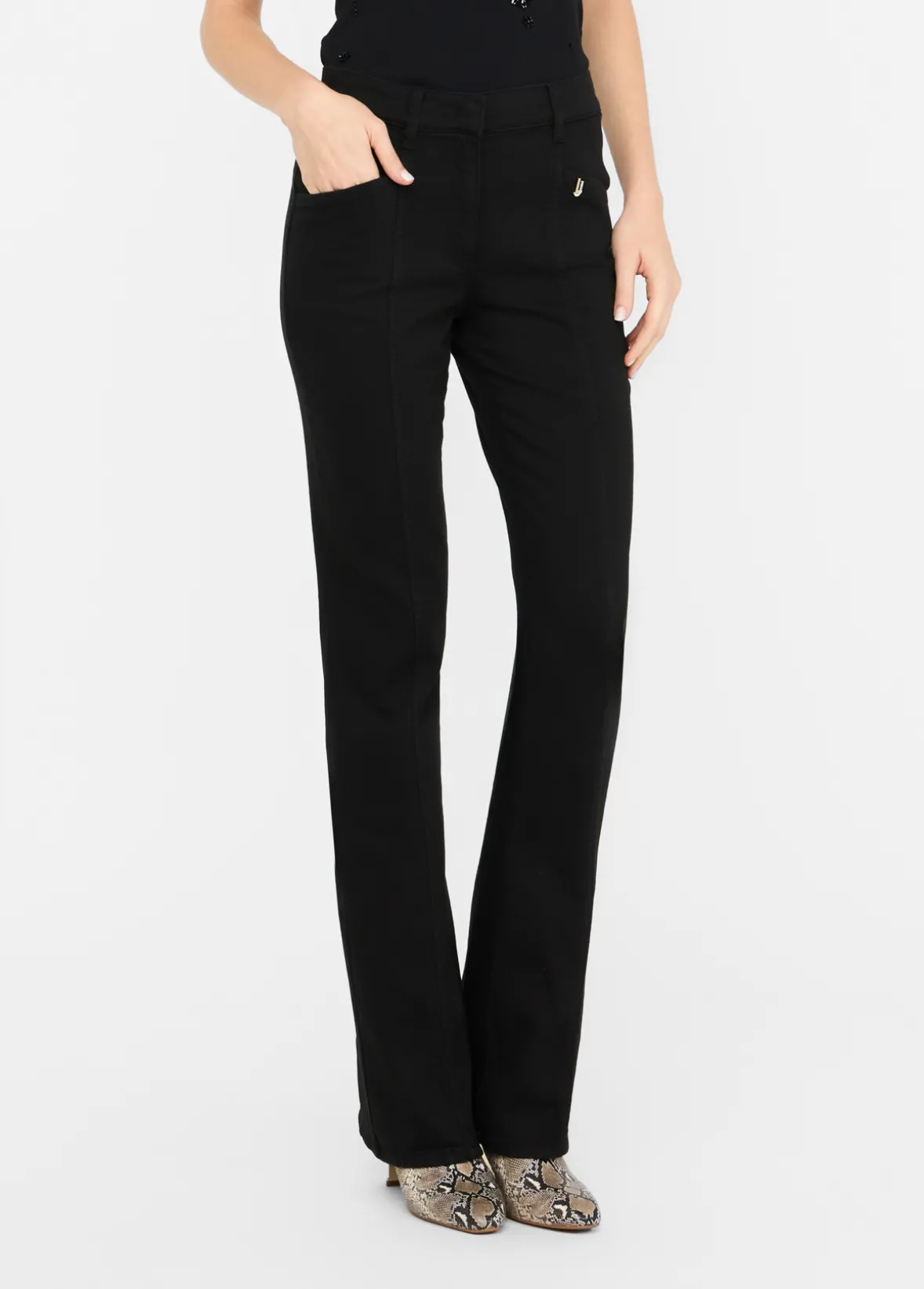 Pantaloni flare