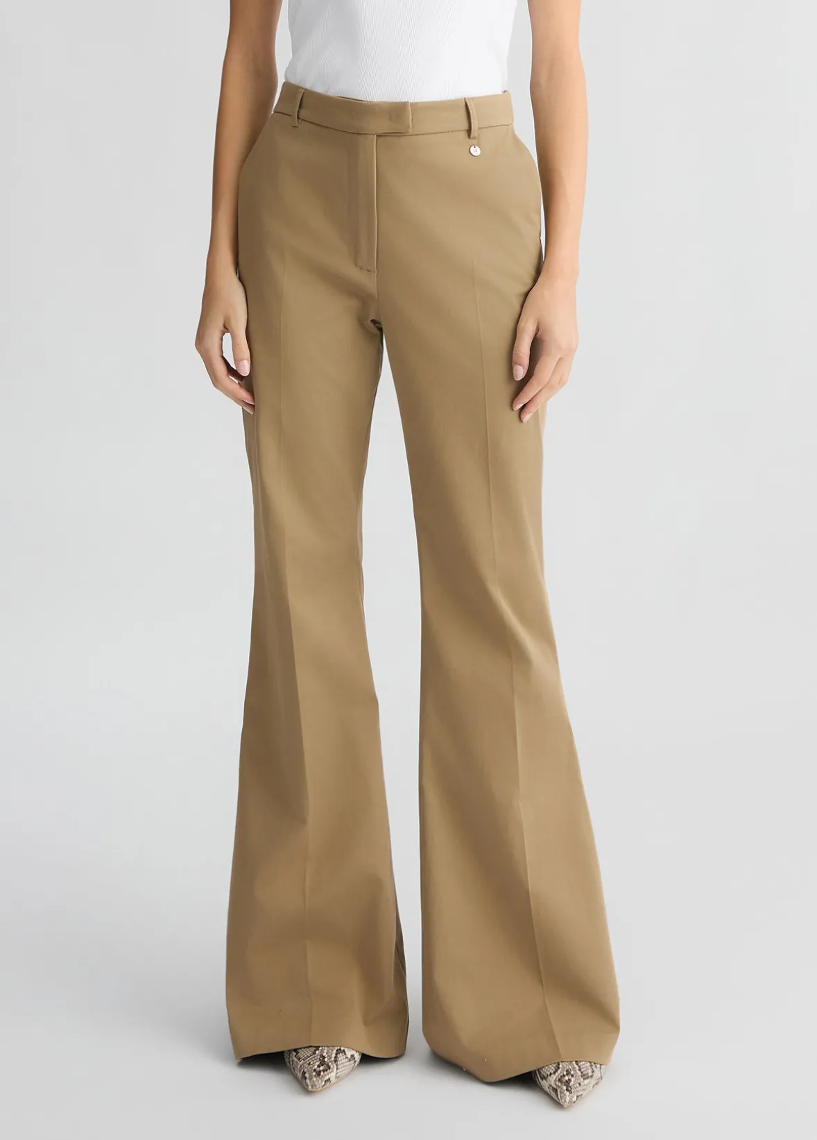 Pantaloni flare