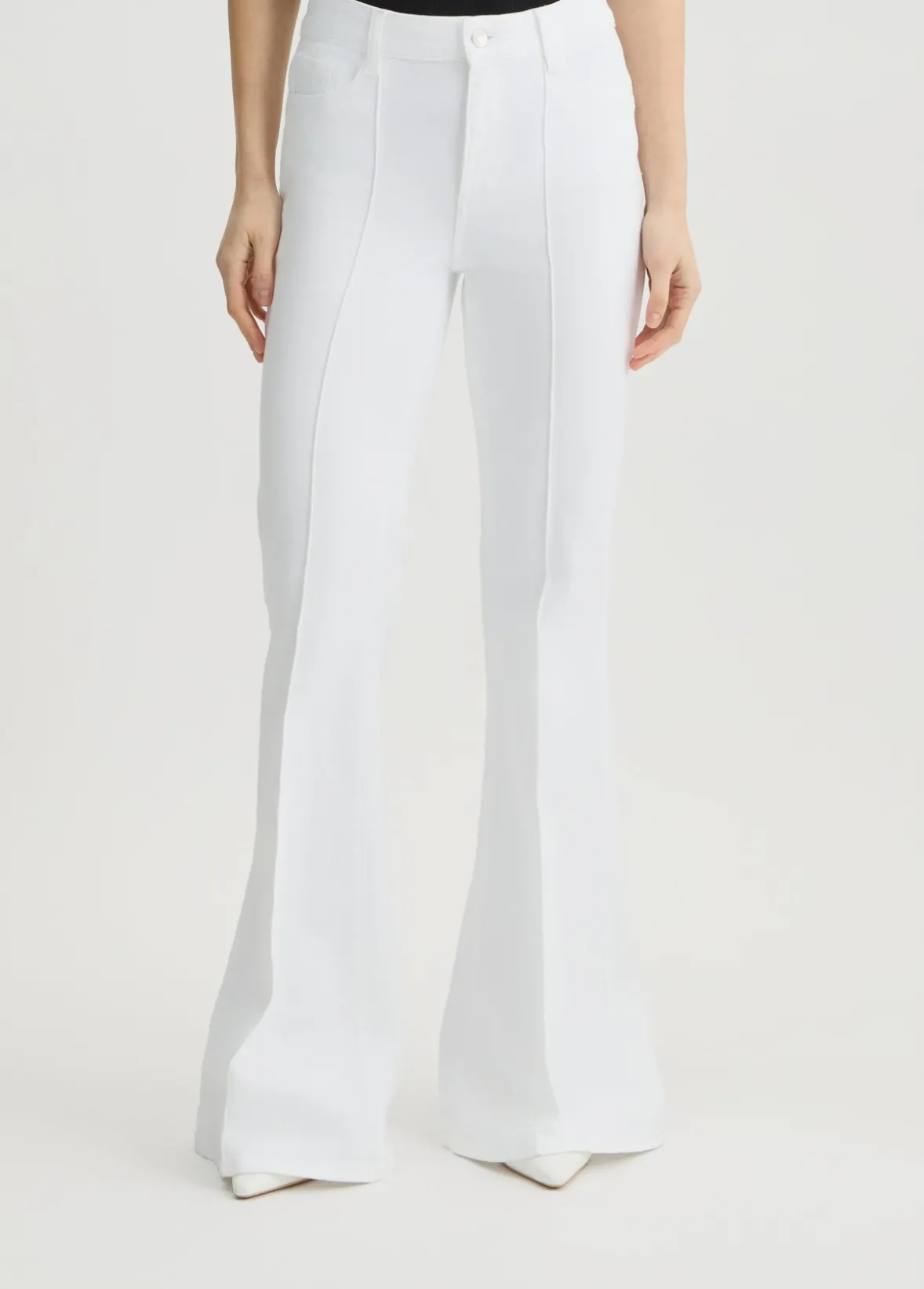 Pantaloni flare