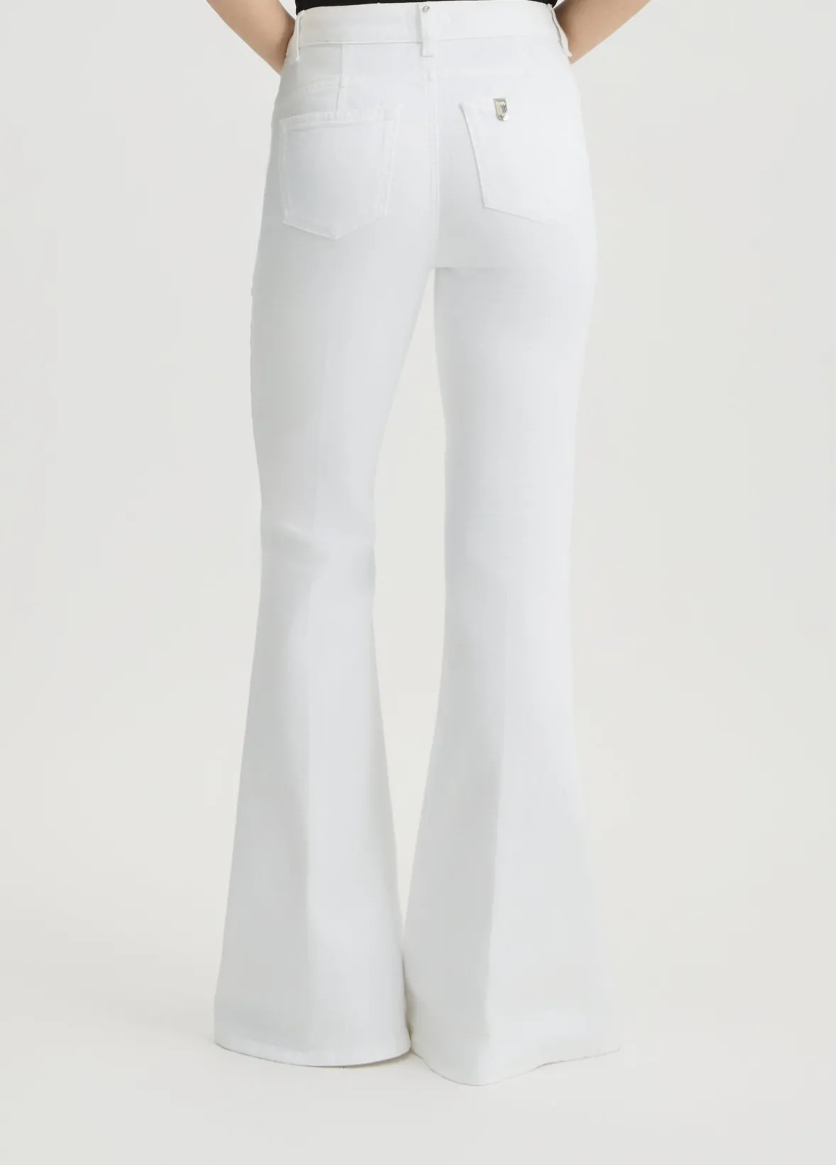 Pantaloni flare