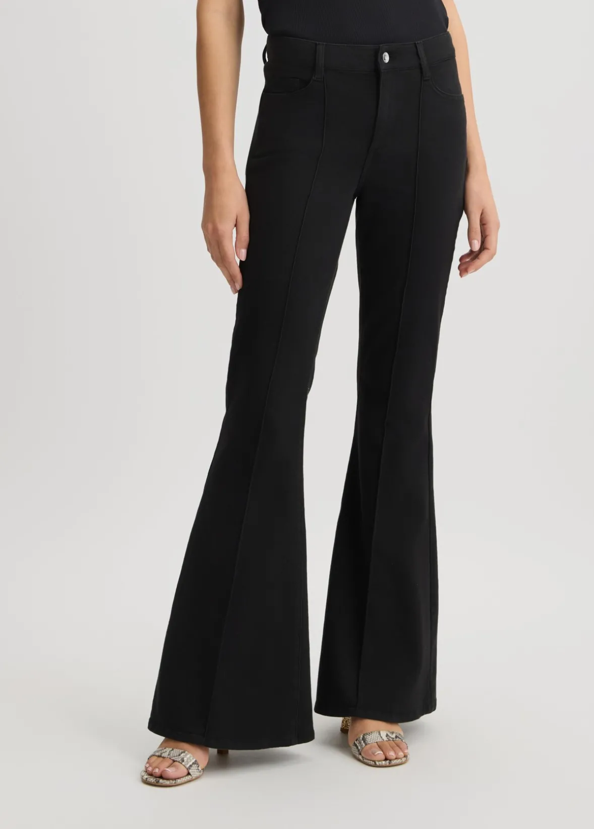 Pantaloni flare