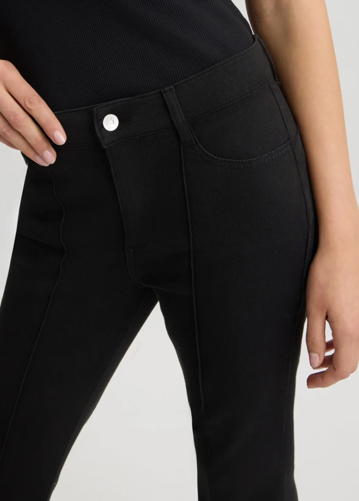 Pantaloni flare