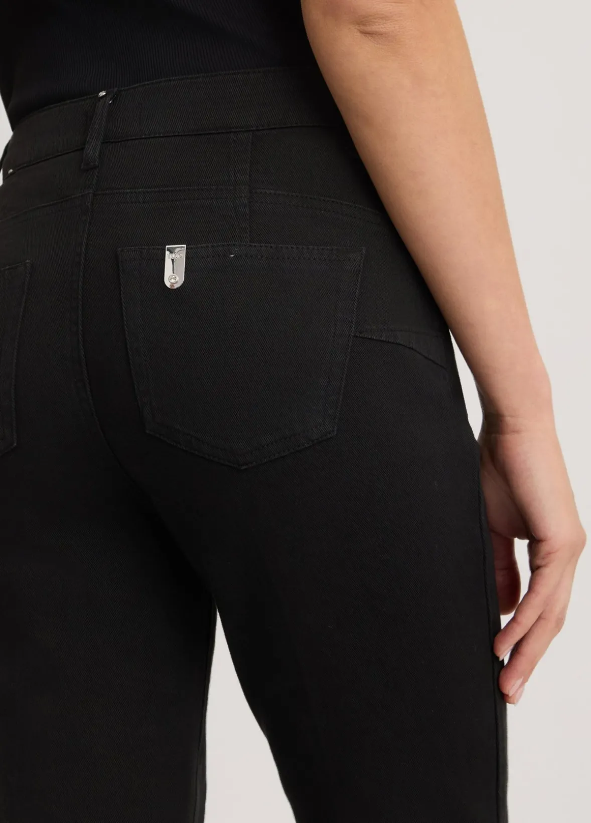 Pantaloni flare