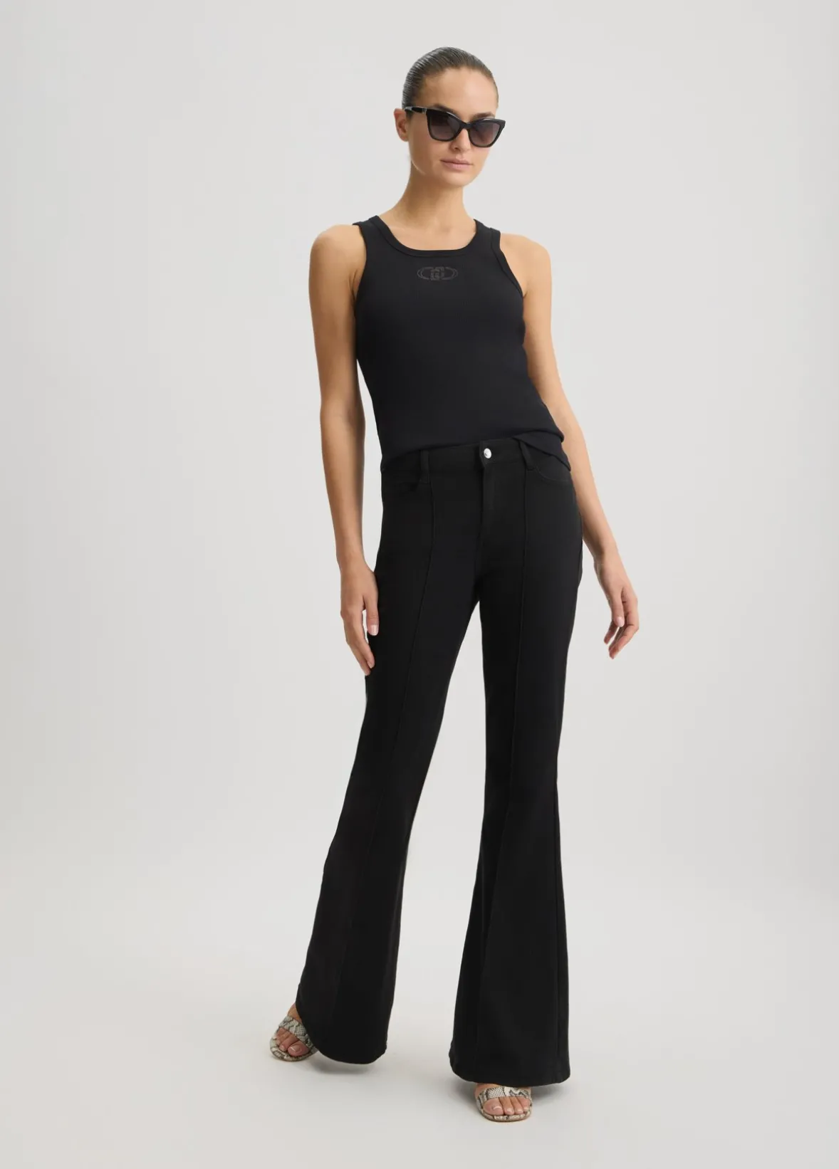 Pantaloni flare