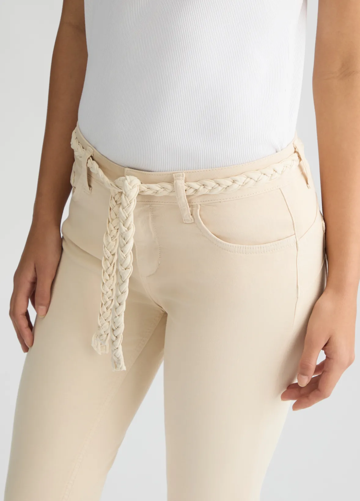 Pantaloni skinny con cintura