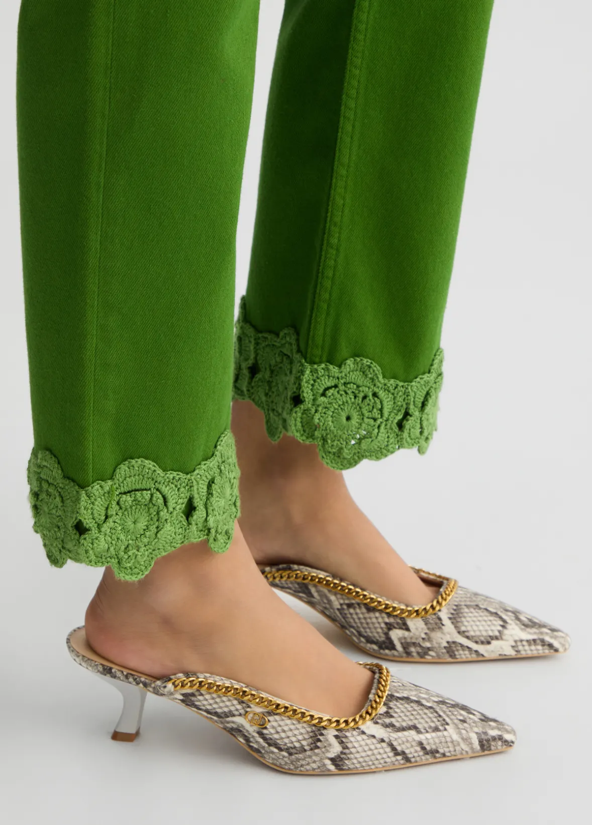 Pantaloni straight con ricamo crochet