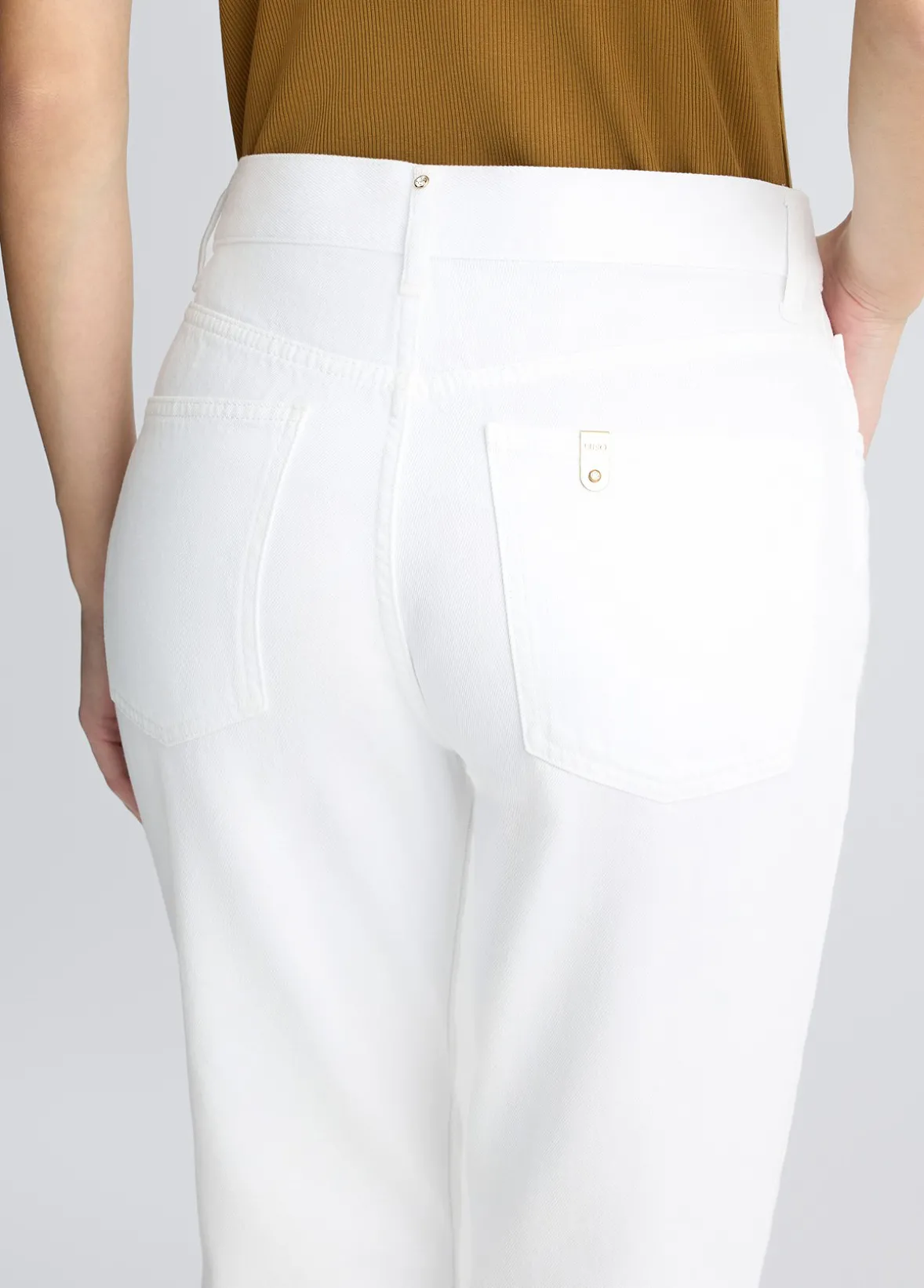 Pantaloni straight con ricamo crochet