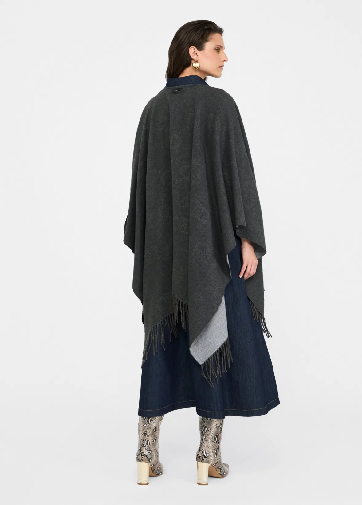 Poncho con logo e frange
