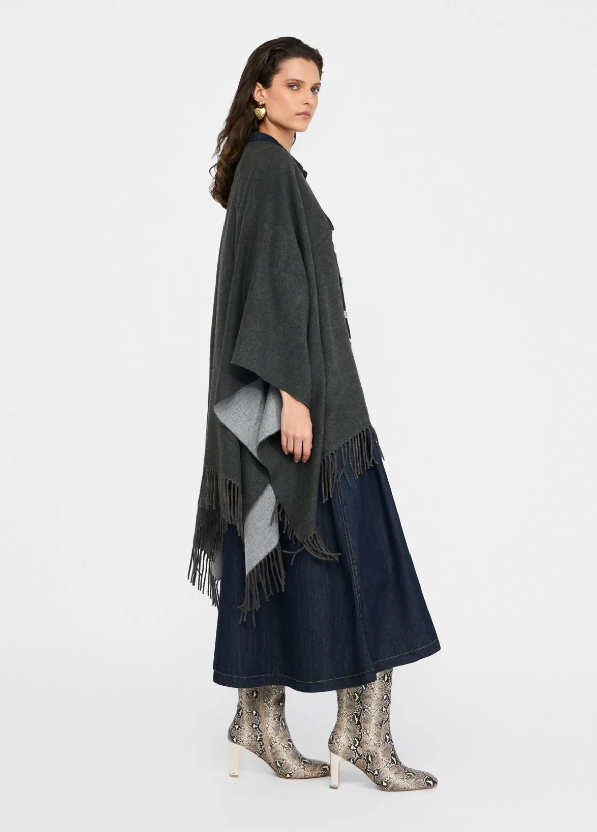 Poncho con logo e frange