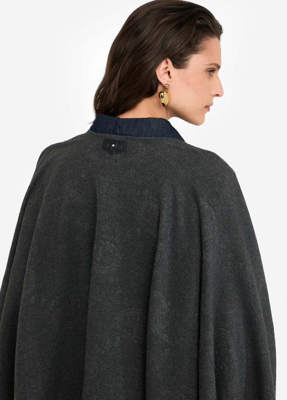 Poncho con logo e frange