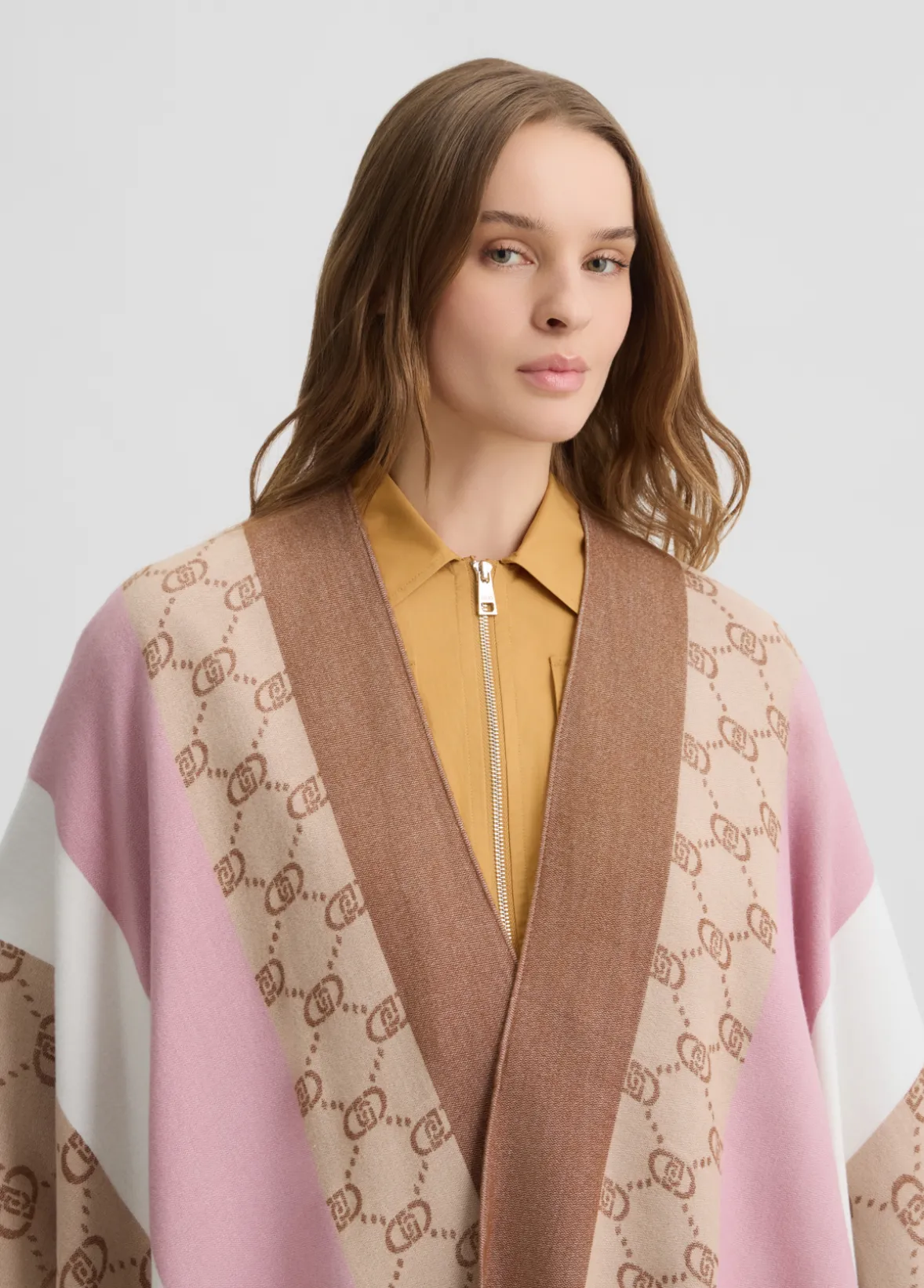 Poncho con logo monogram