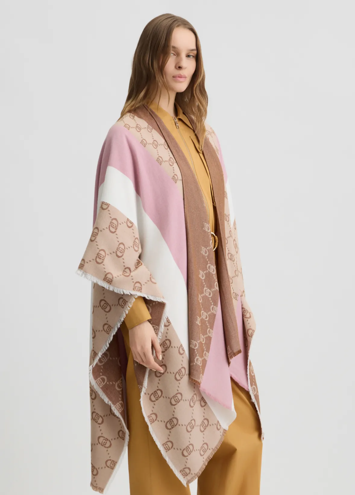 Poncho con logo monogram