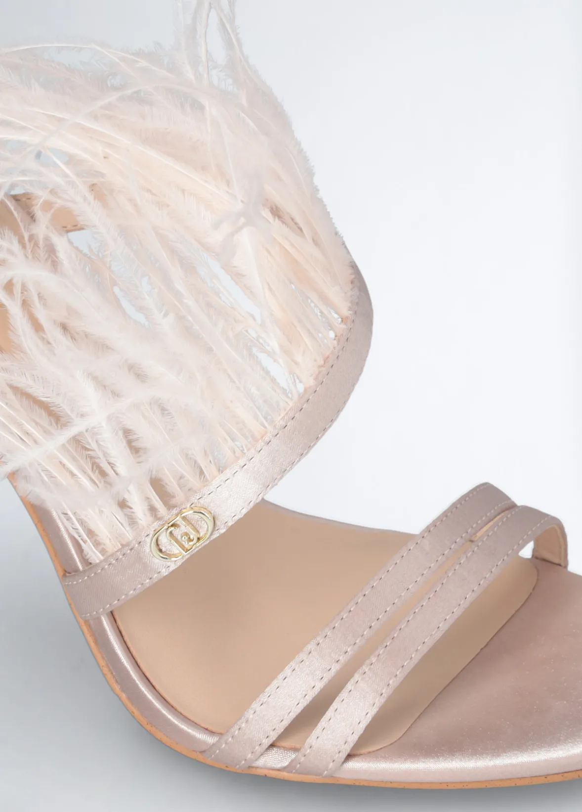 Sandali eleganti con piume