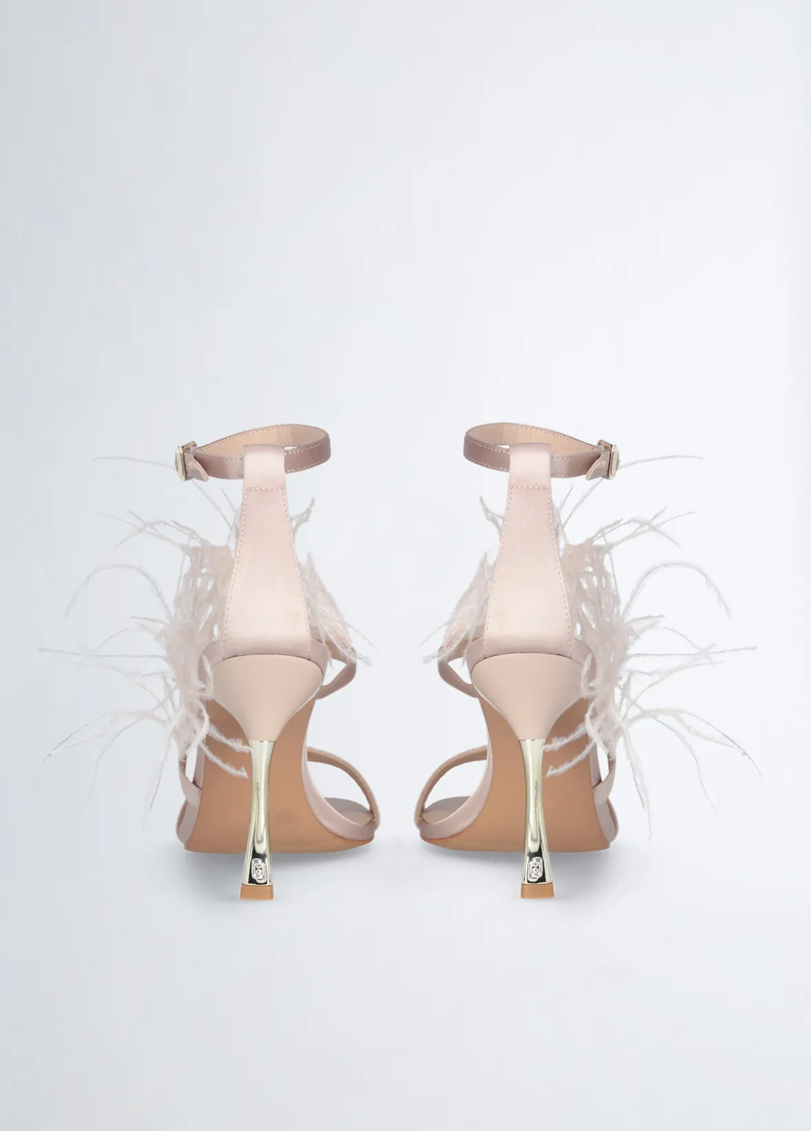 Sandali eleganti con piume