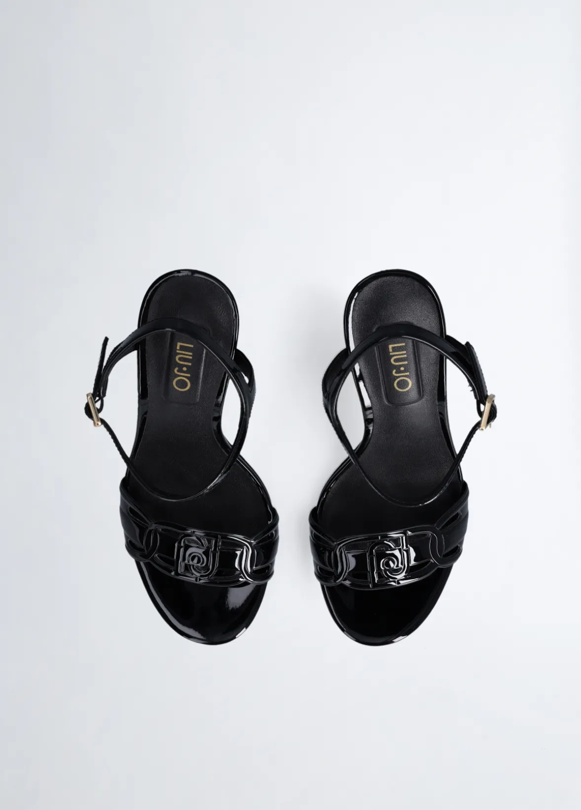 Sandali in vernice con tacco