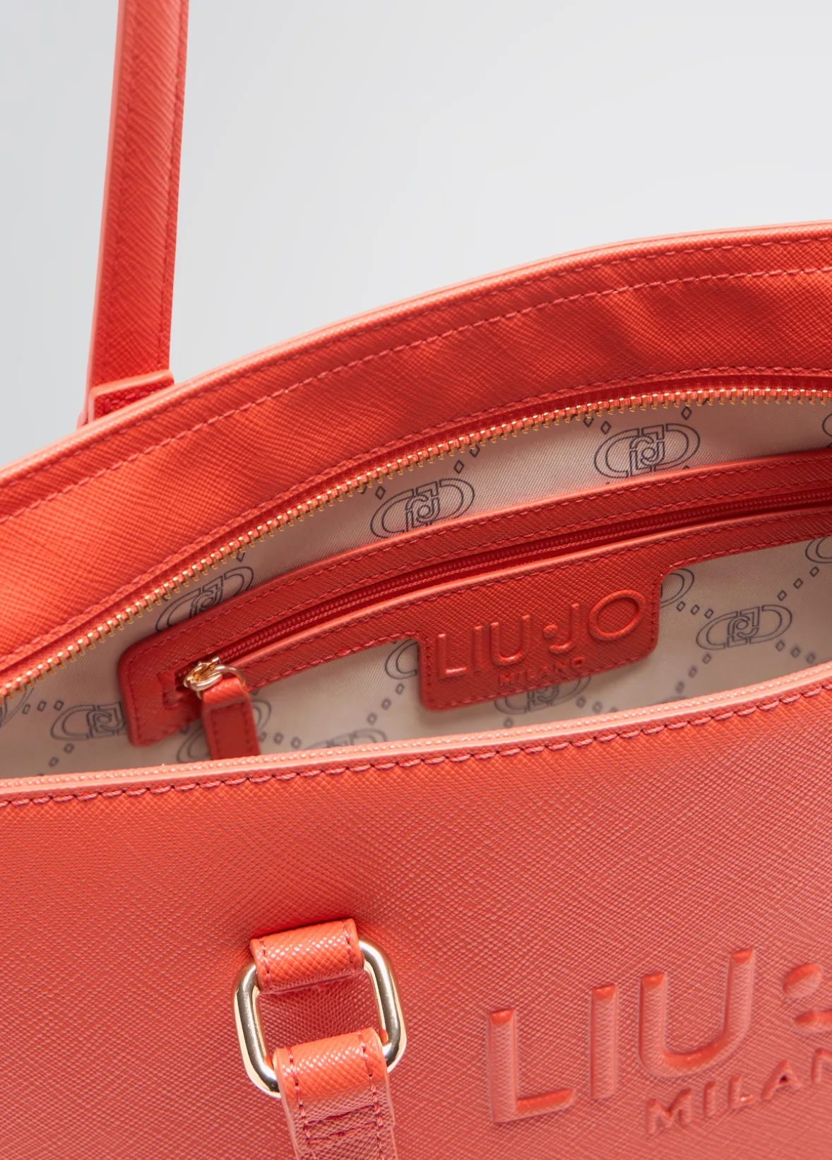 Shopping bag media