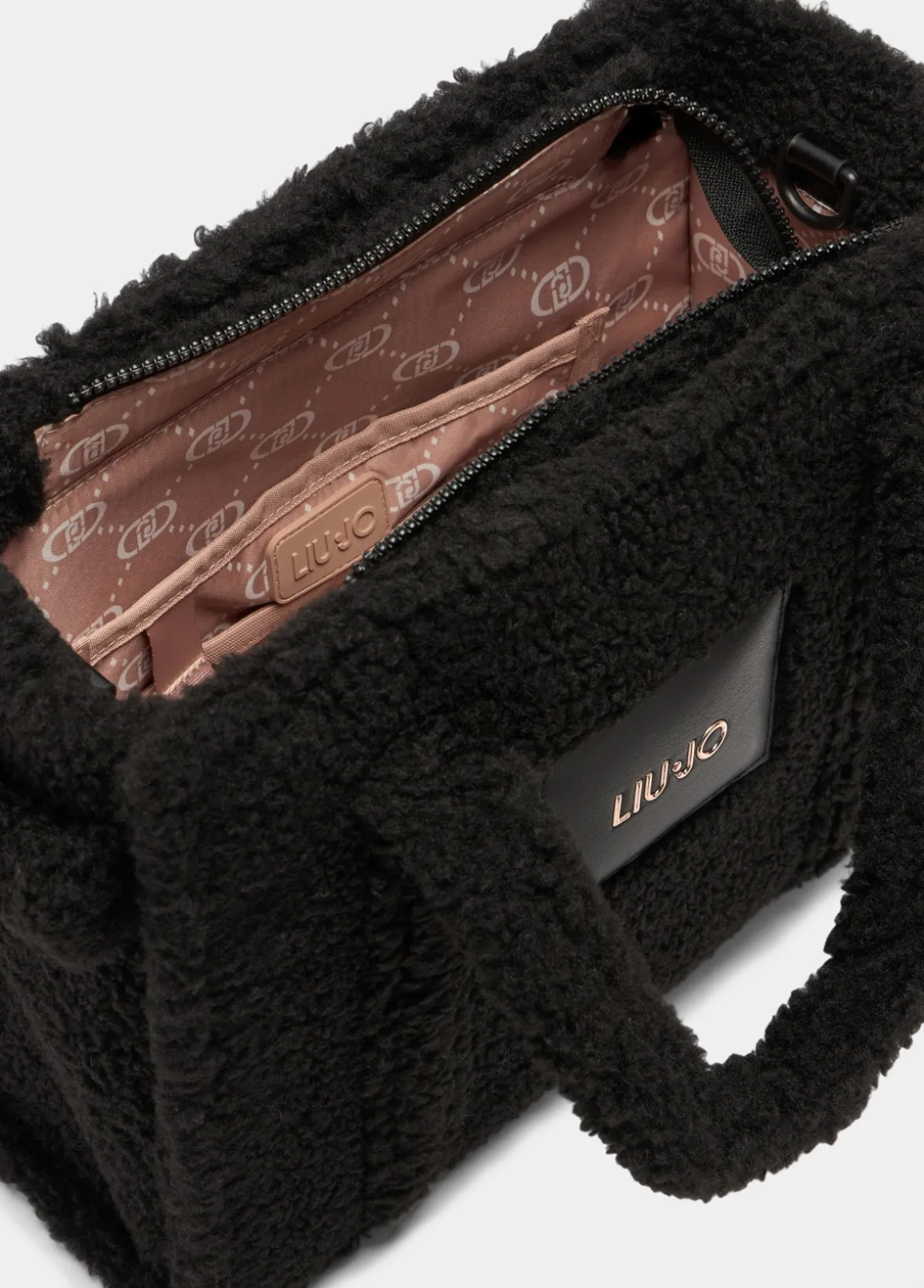 Shopping bag media in teddy