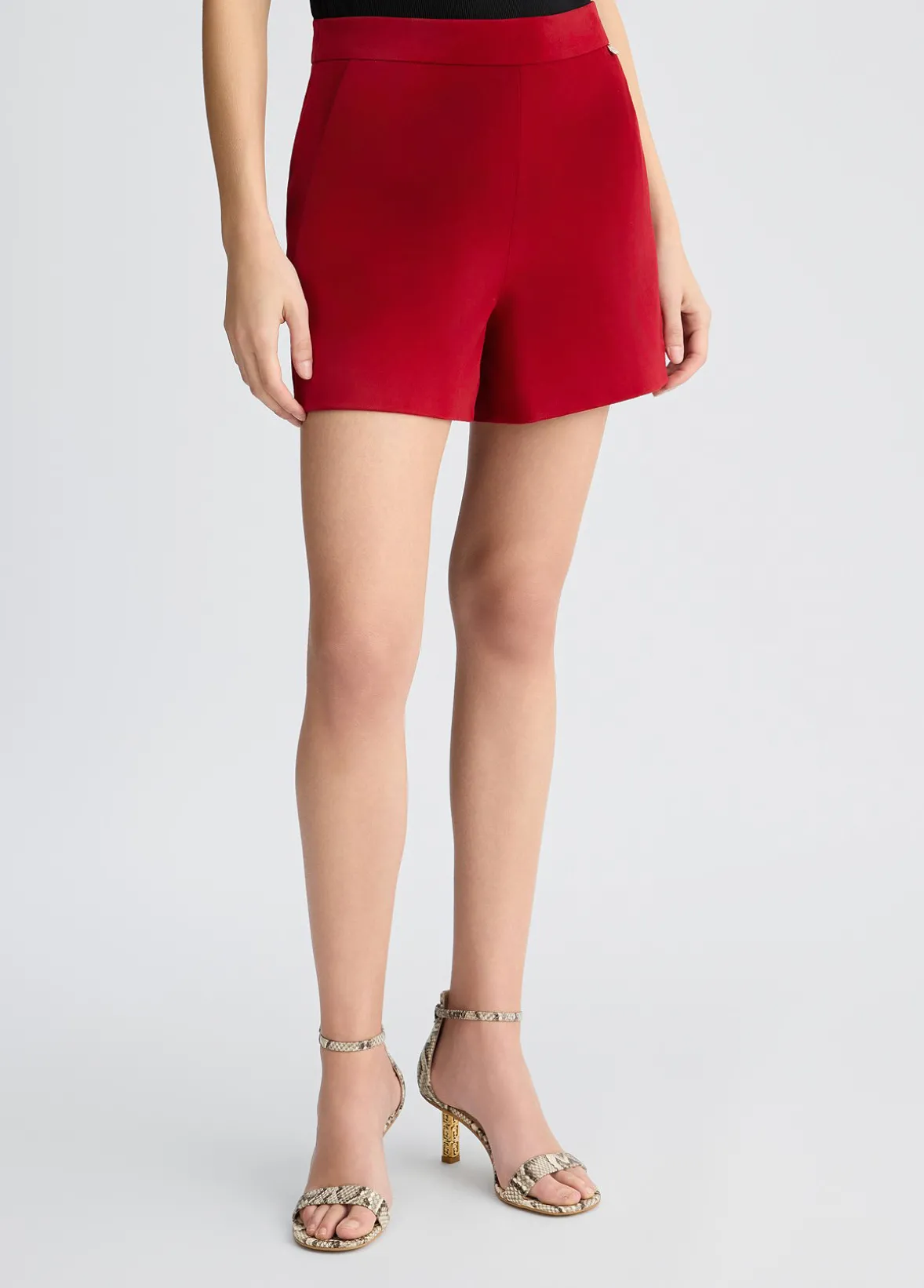 Short in suede