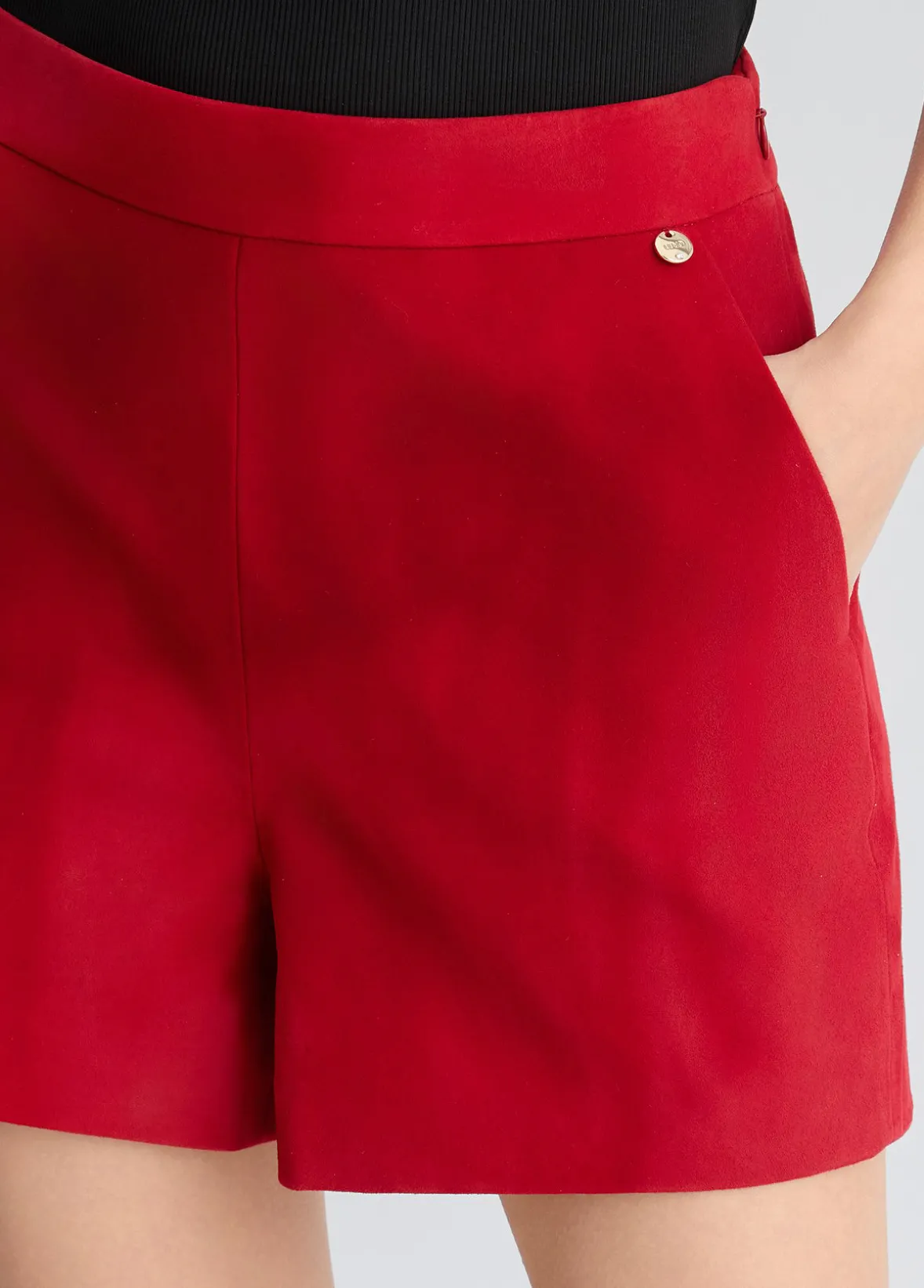 Short in suede