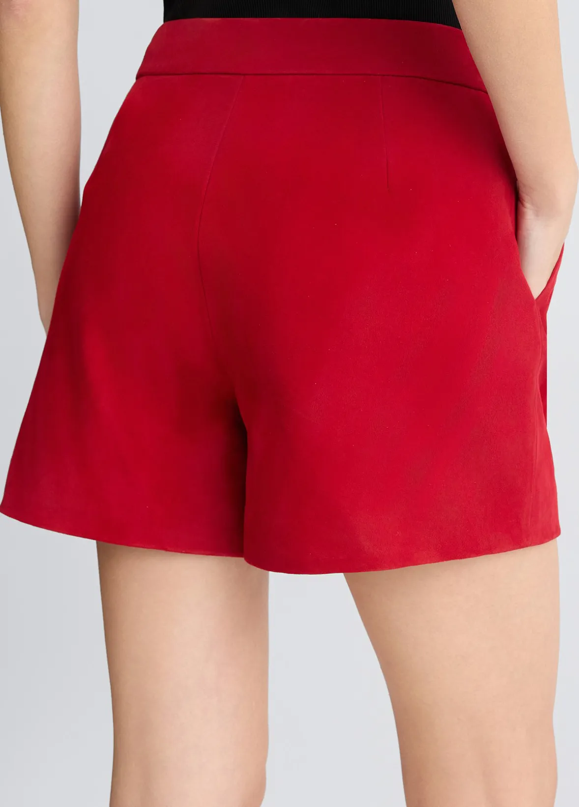 Short in suede
