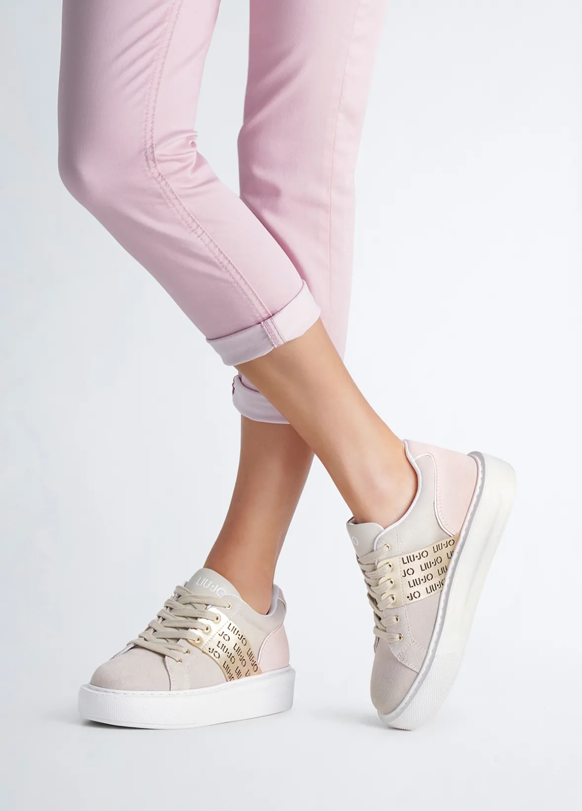 Sneakers con logo traforato