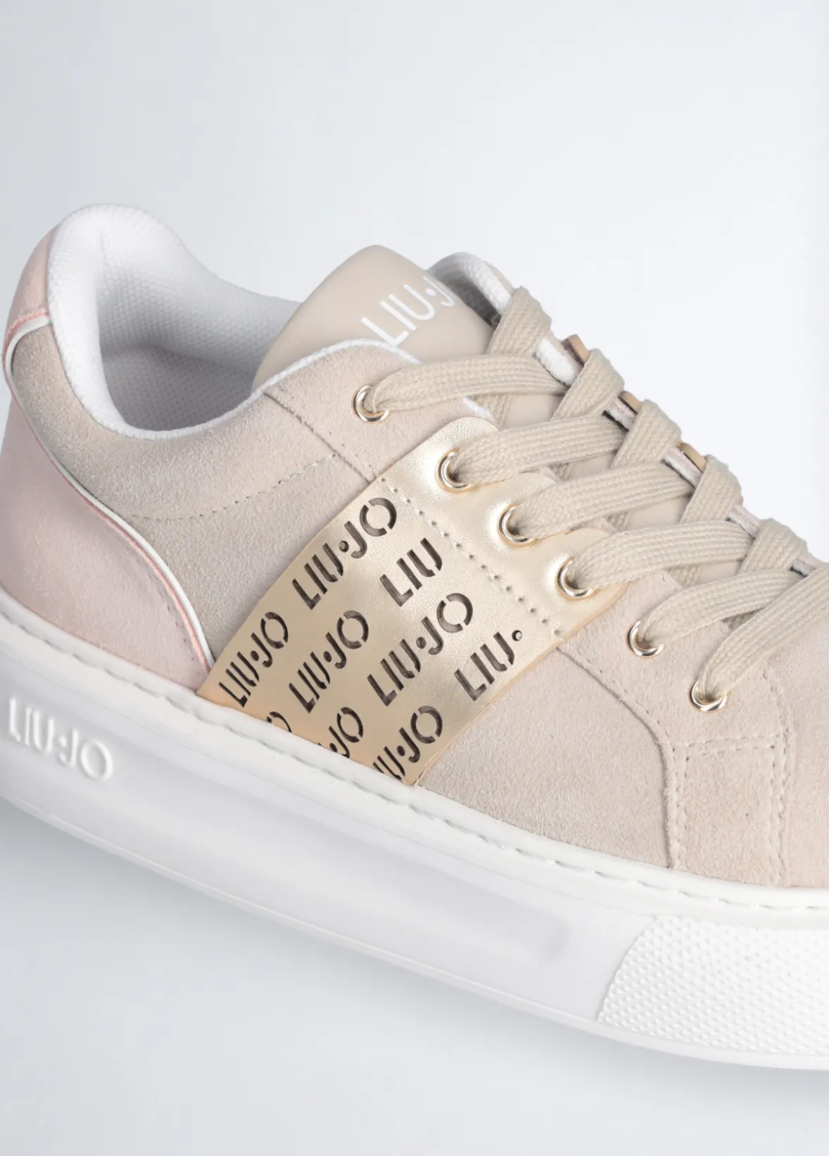 Sneakers con logo traforato