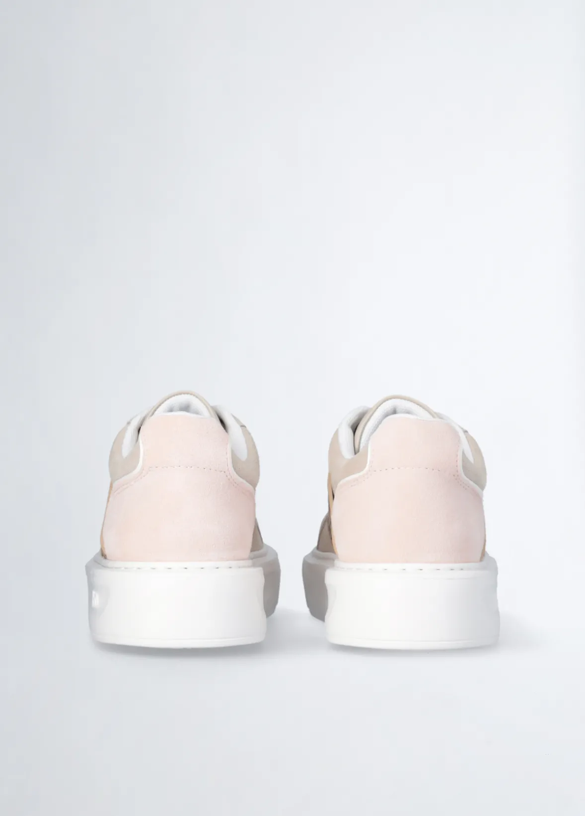 Sneakers con logo traforato