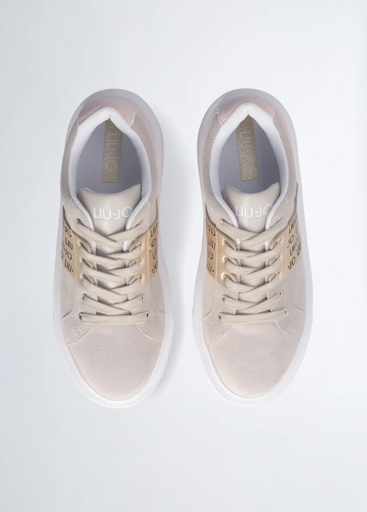 Sneakers con logo traforato