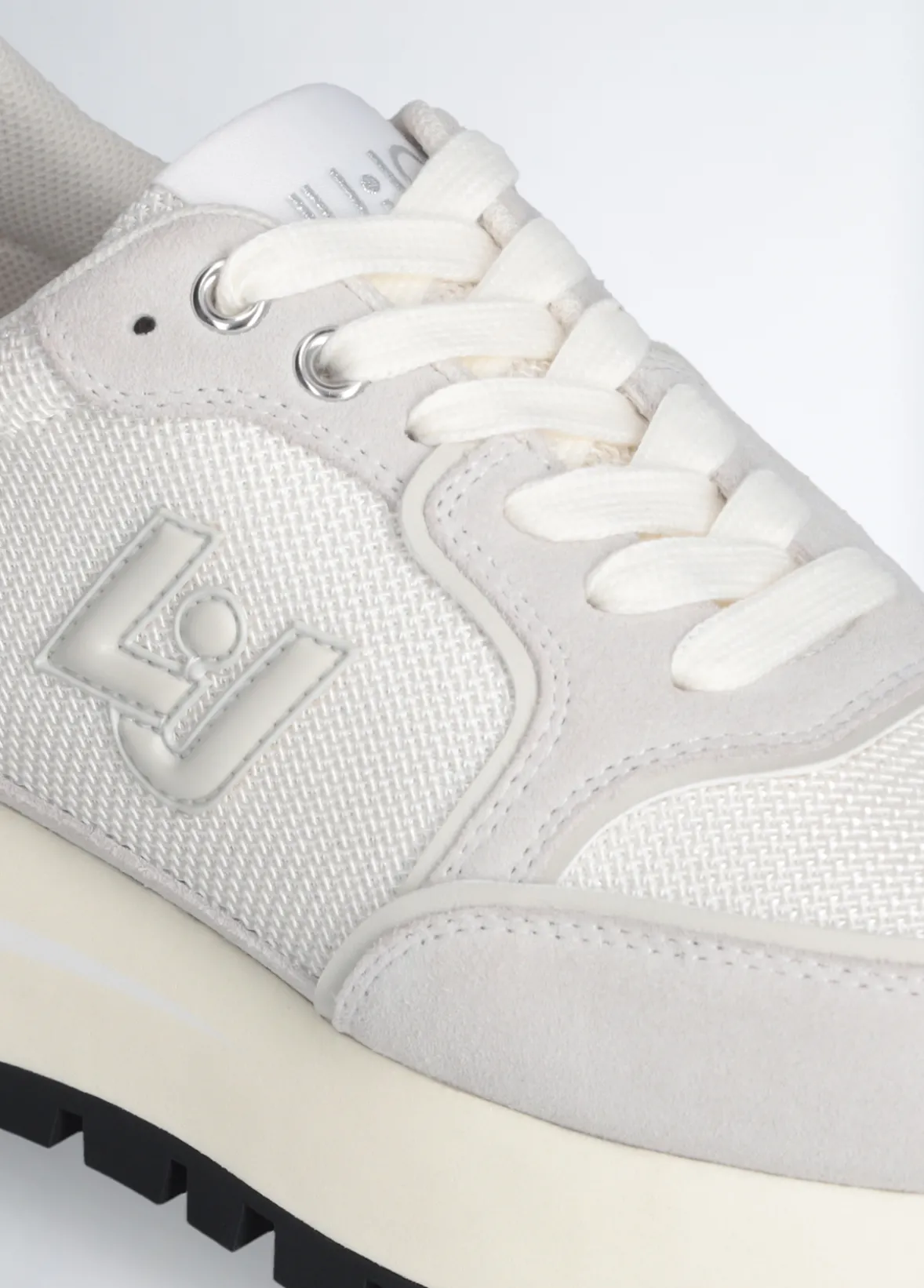 Sneakers in brighty mesh