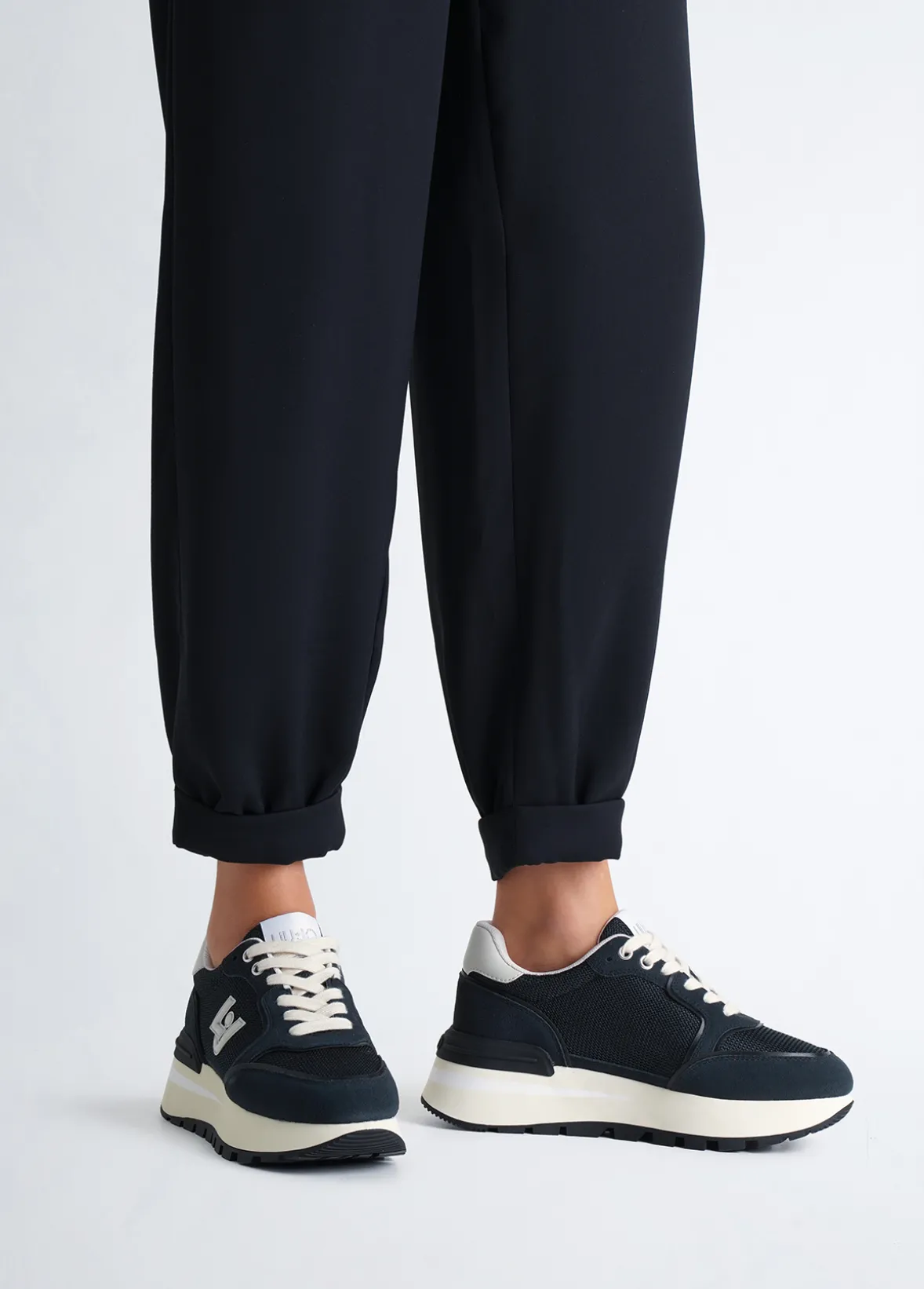 Sneakers in brighty mesh