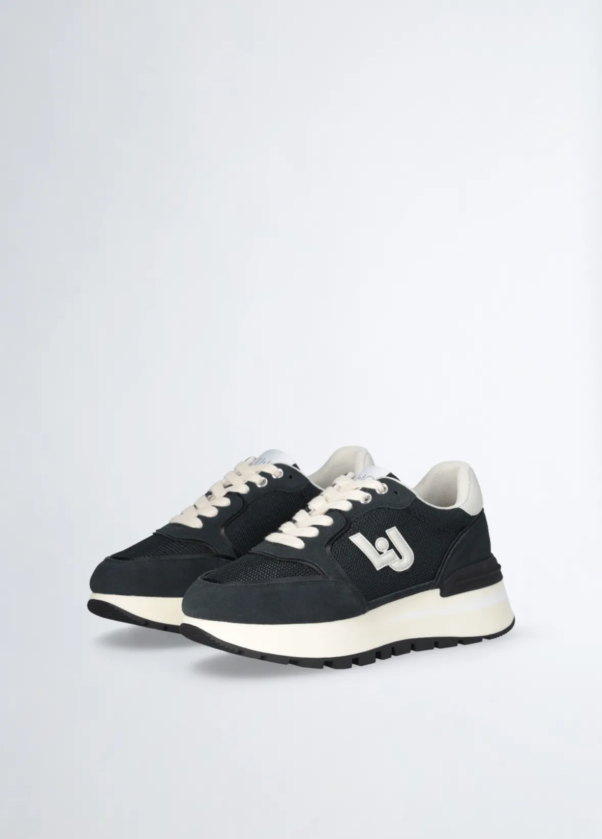 Sneakers in brighty mesh
