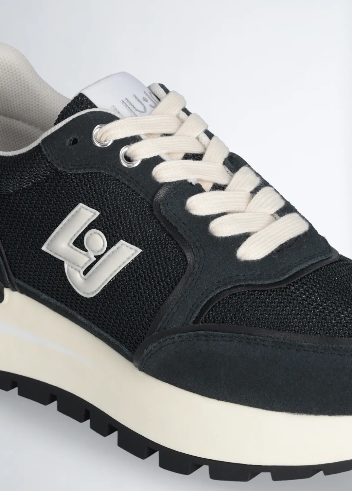Sneakers in brighty mesh