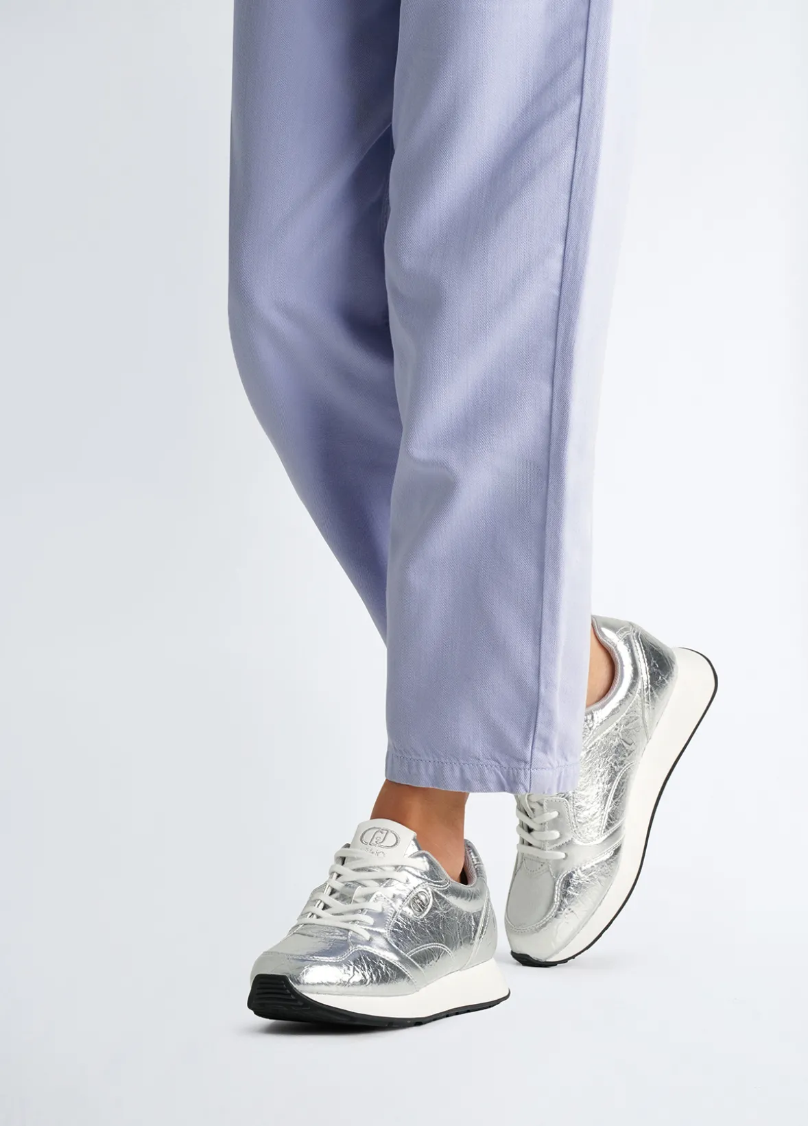 Sneakers in crackle