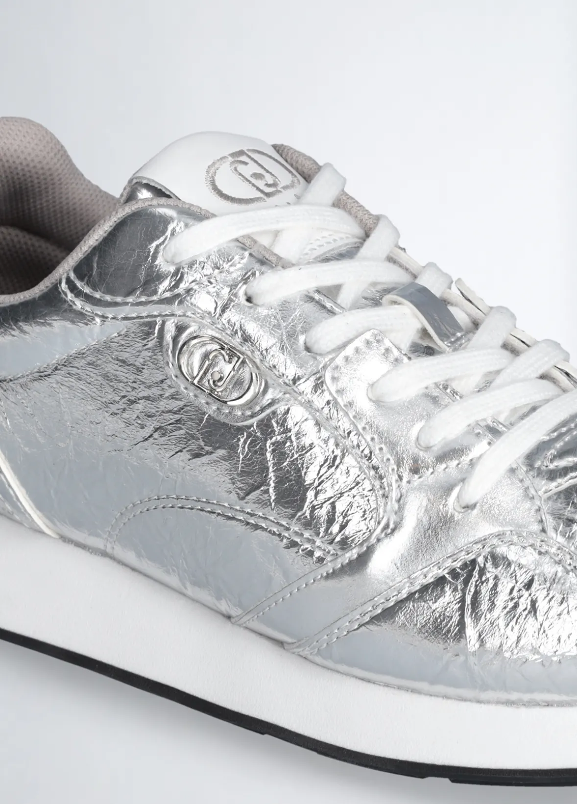 Sneakers in crackle