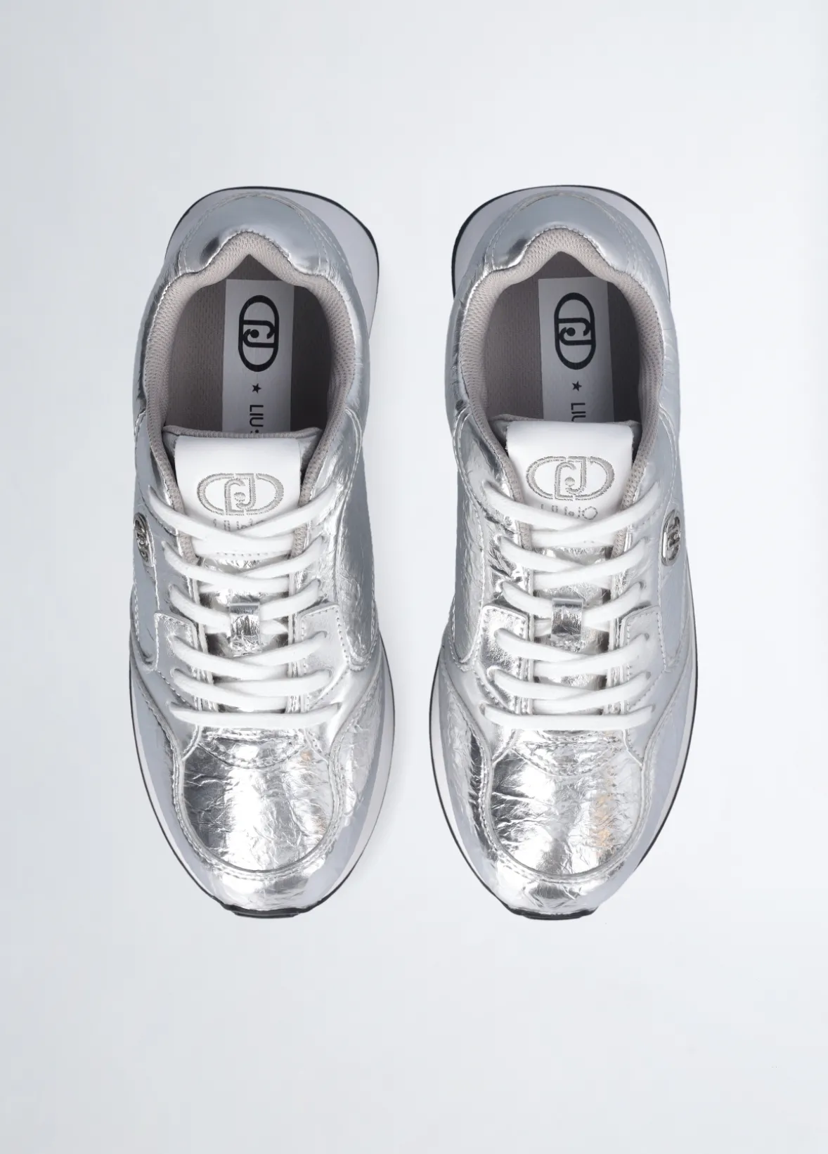 Sneakers in crackle