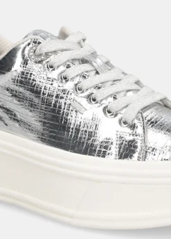 Sneakers in crackle