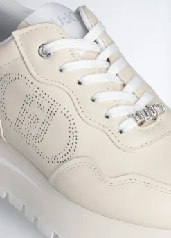Sneakers in pelle con logo traforato