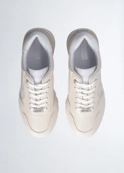 Sneakers in pelle con logo traforato