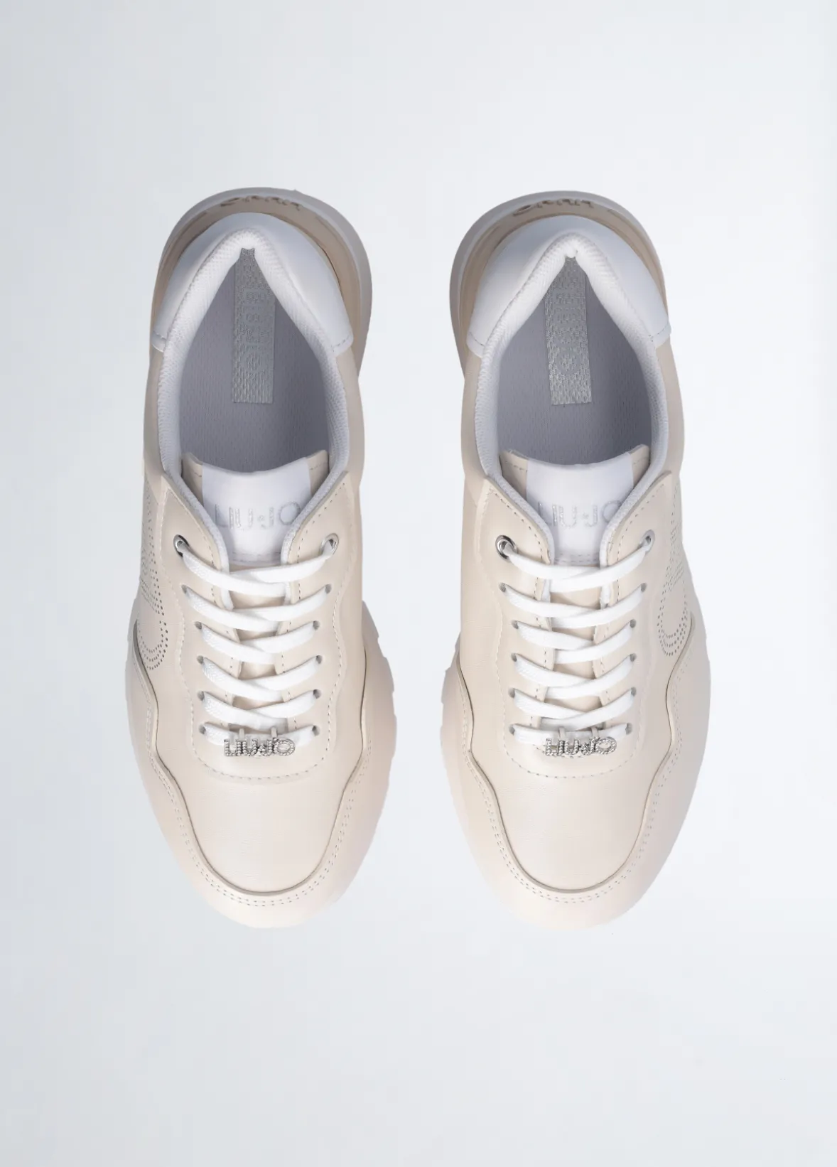 Sneakers in pelle con logo traforato