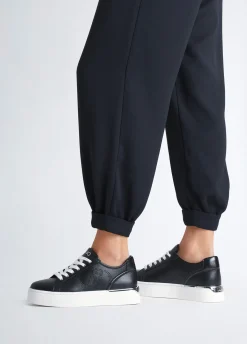 Sneakers in pelle con logo traforato