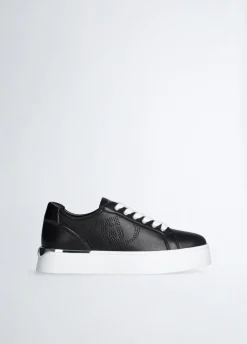 Sneakers in pelle con logo traforato