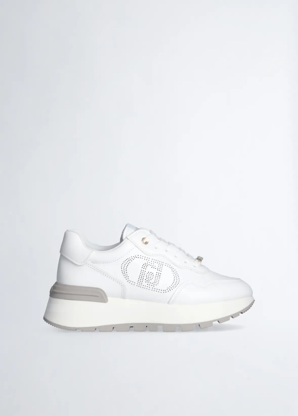 Sneakers in pelle con logo traforato