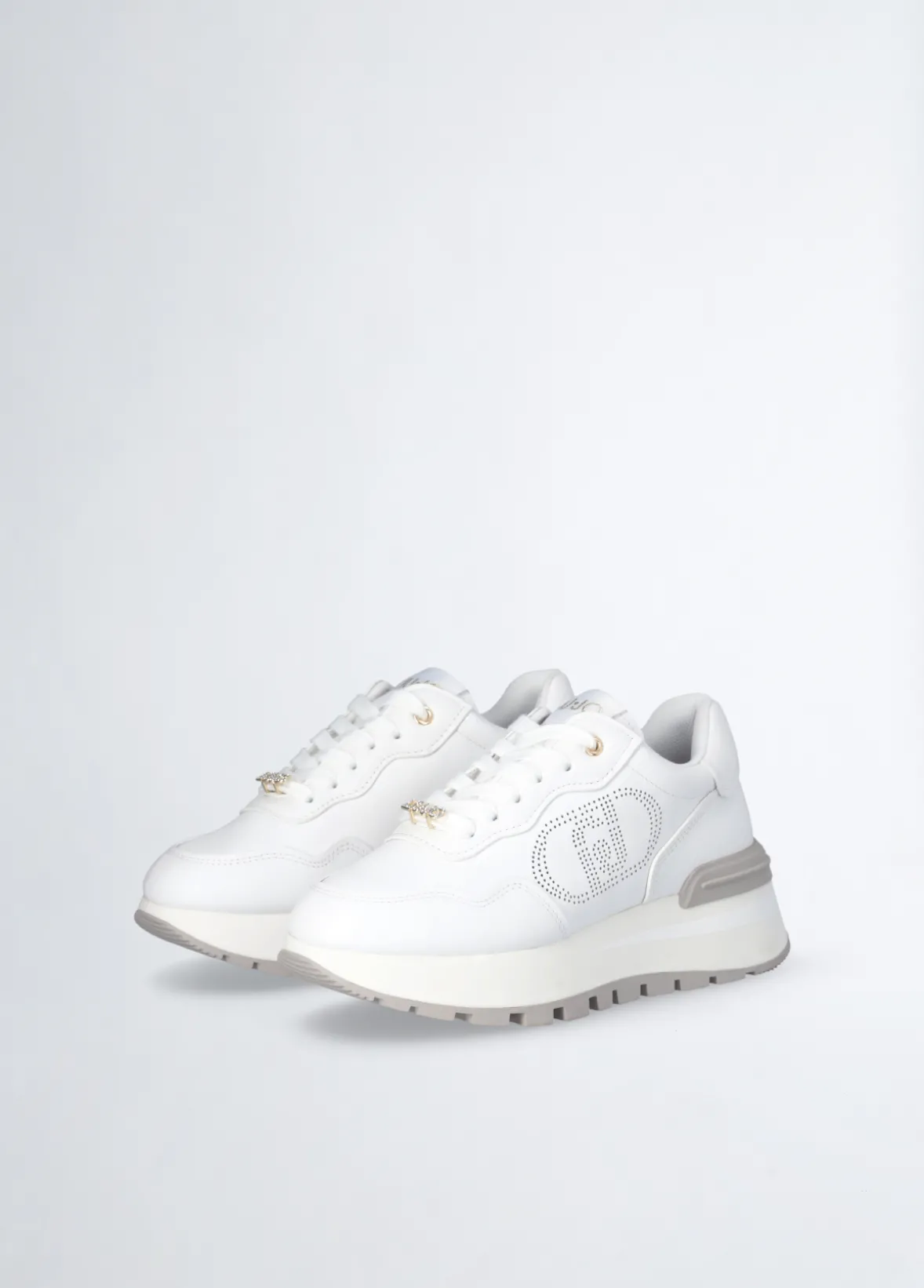 Sneakers in pelle con logo traforato