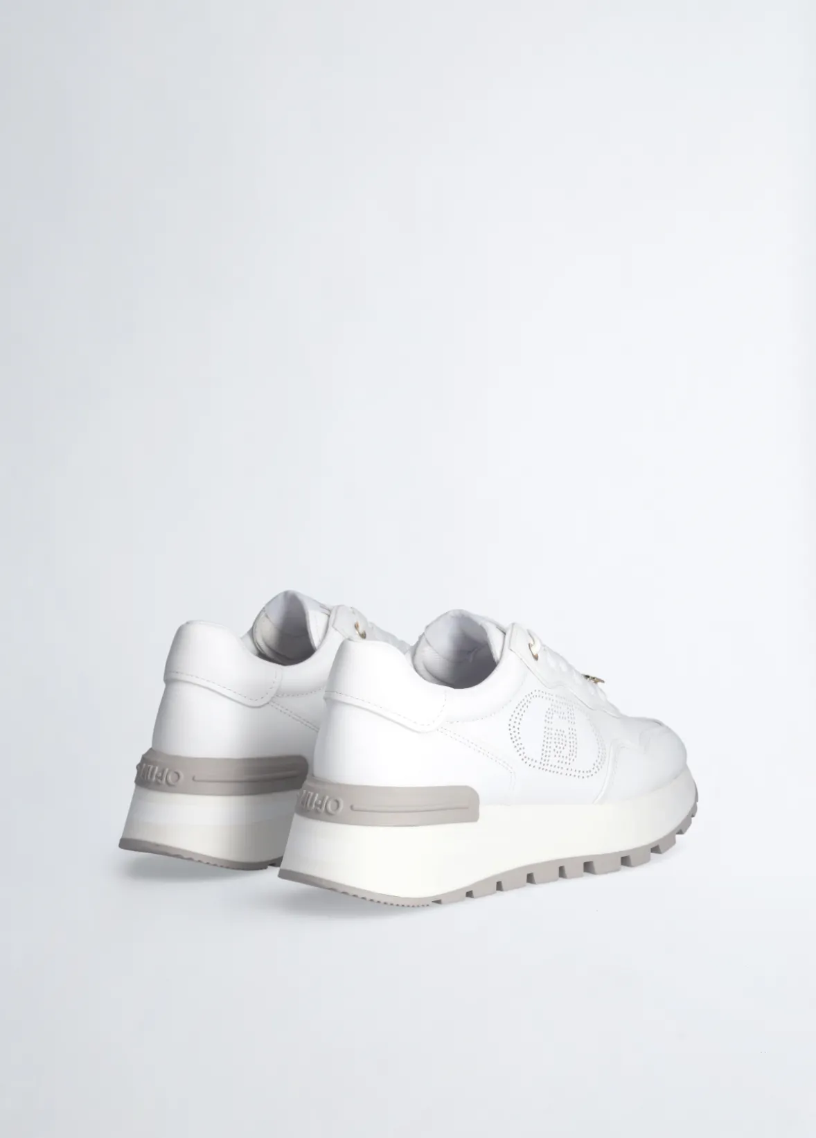 Sneakers in pelle con logo traforato