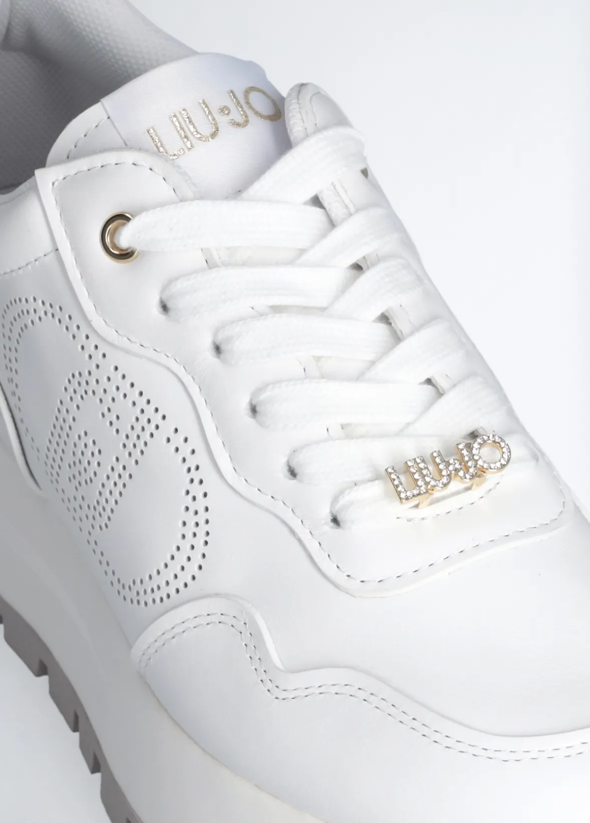 Sneakers in pelle con logo traforato